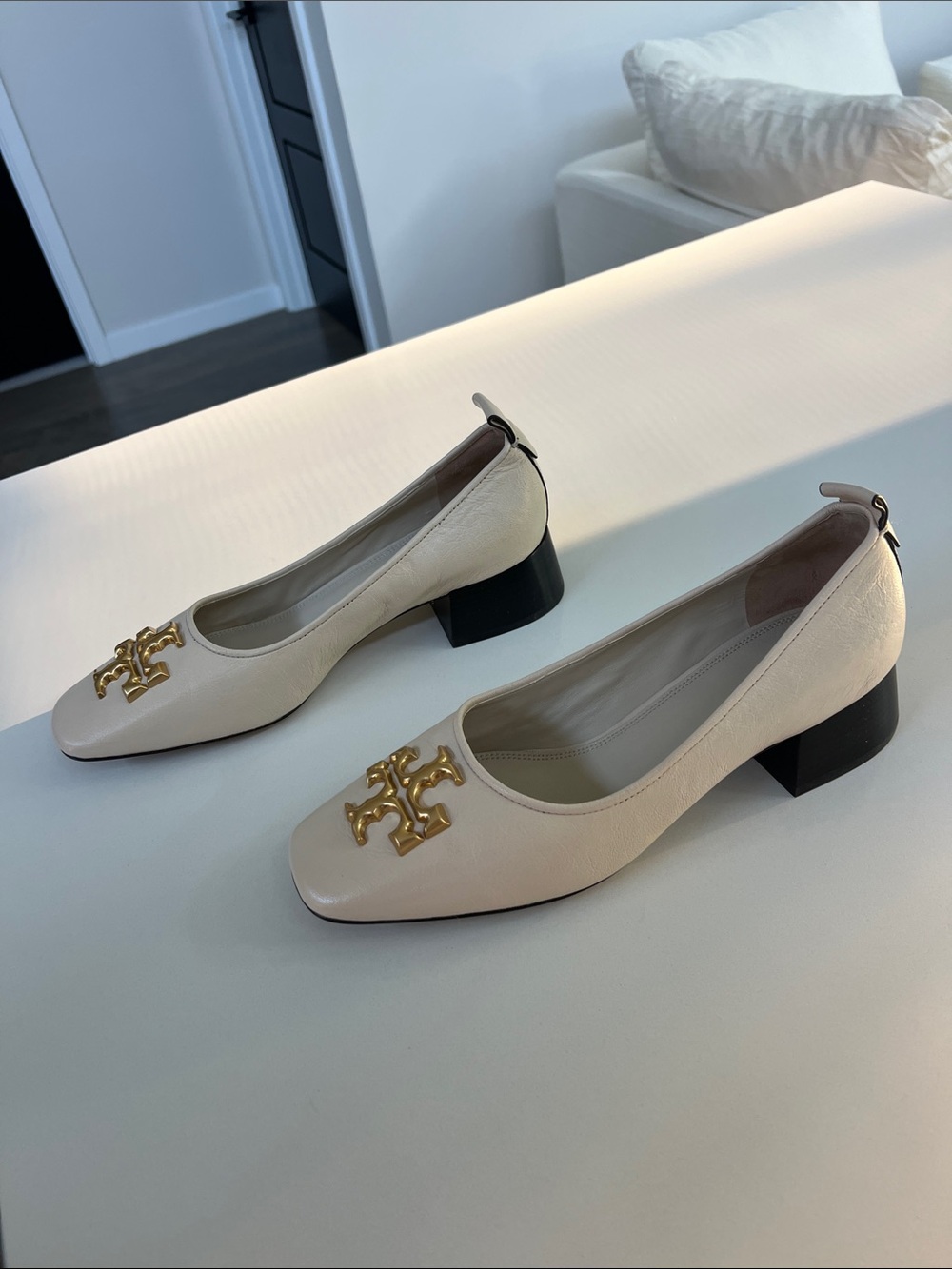 Tory Burch eleanor cream leather gold tone logo pump low heels 10 - Picture 11 of 11